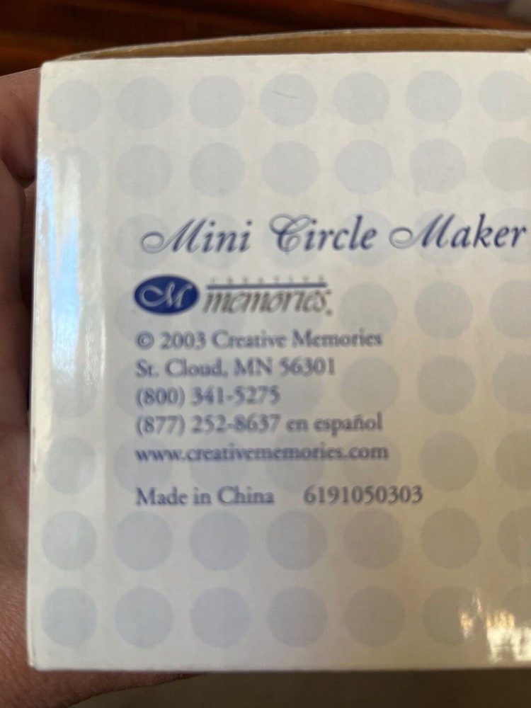 CIRCLE  CUTTER - CREATIVE MEMORIES mini circle maker - 3/4” and 1” circles 