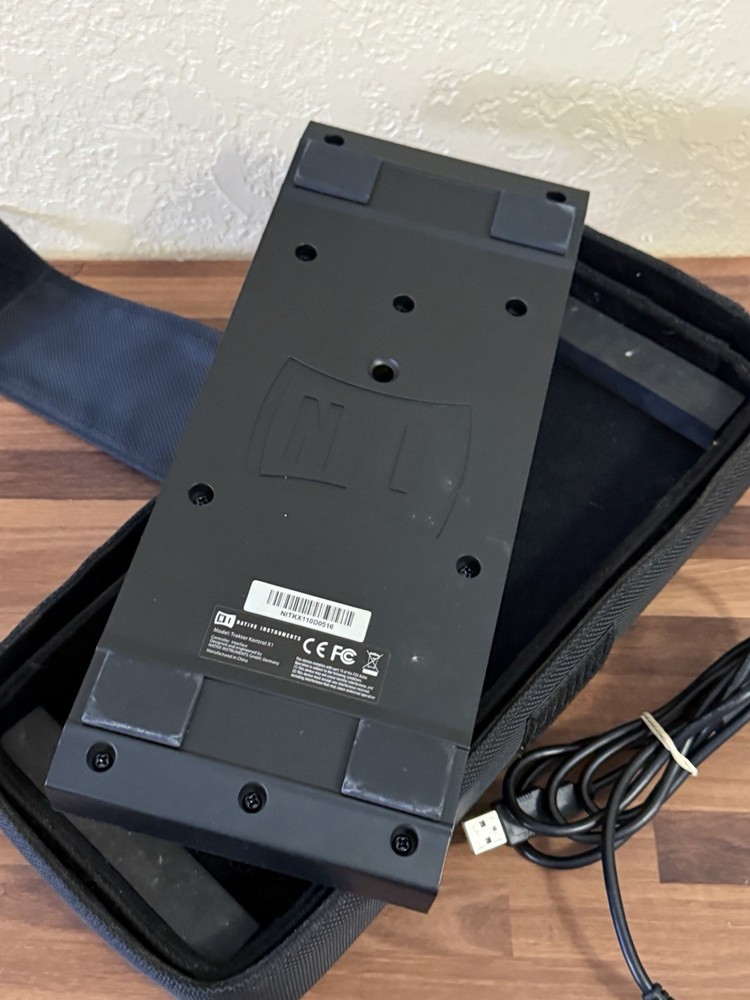 Native Instruments Traktor Kontrol X1 MK1 Portable DJ Controller USB