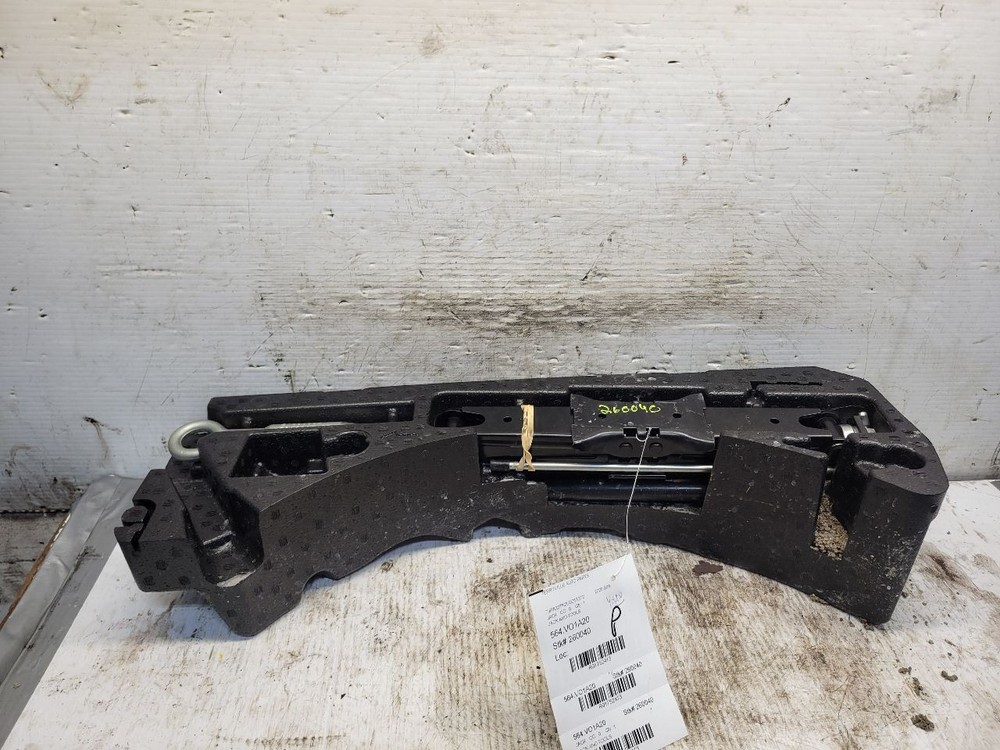 S60 2020 Jack and Tools 1752413