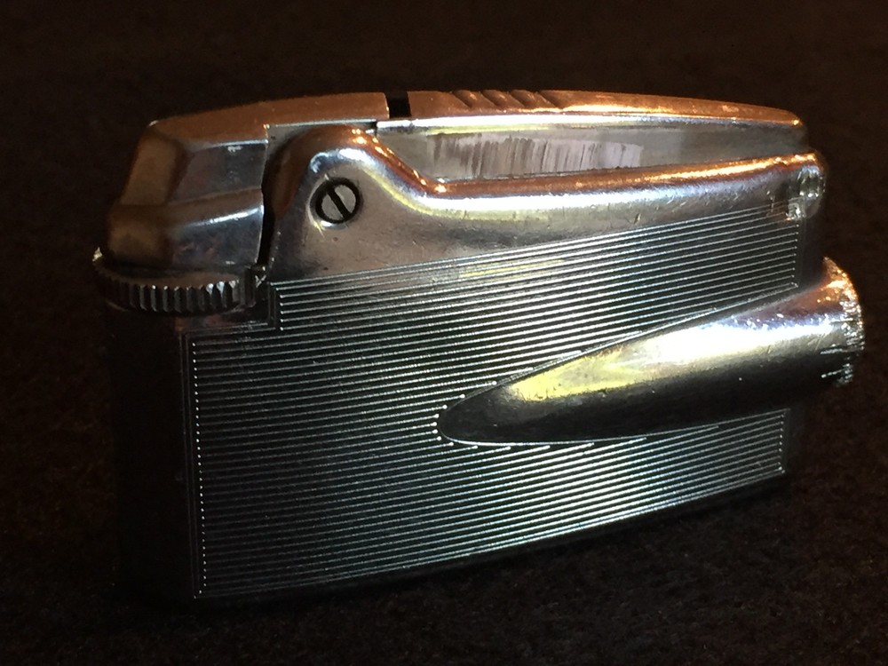 Varaflame Ronson 1950s tailfin lighter / Sleek and Cool!