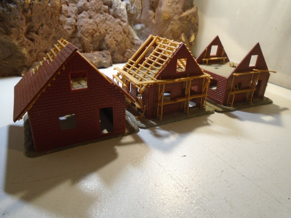 HO SCALE HOUSING DEVELOPMENT WITH 3 HOUSES IN DEVELOPMENT 5-162-5