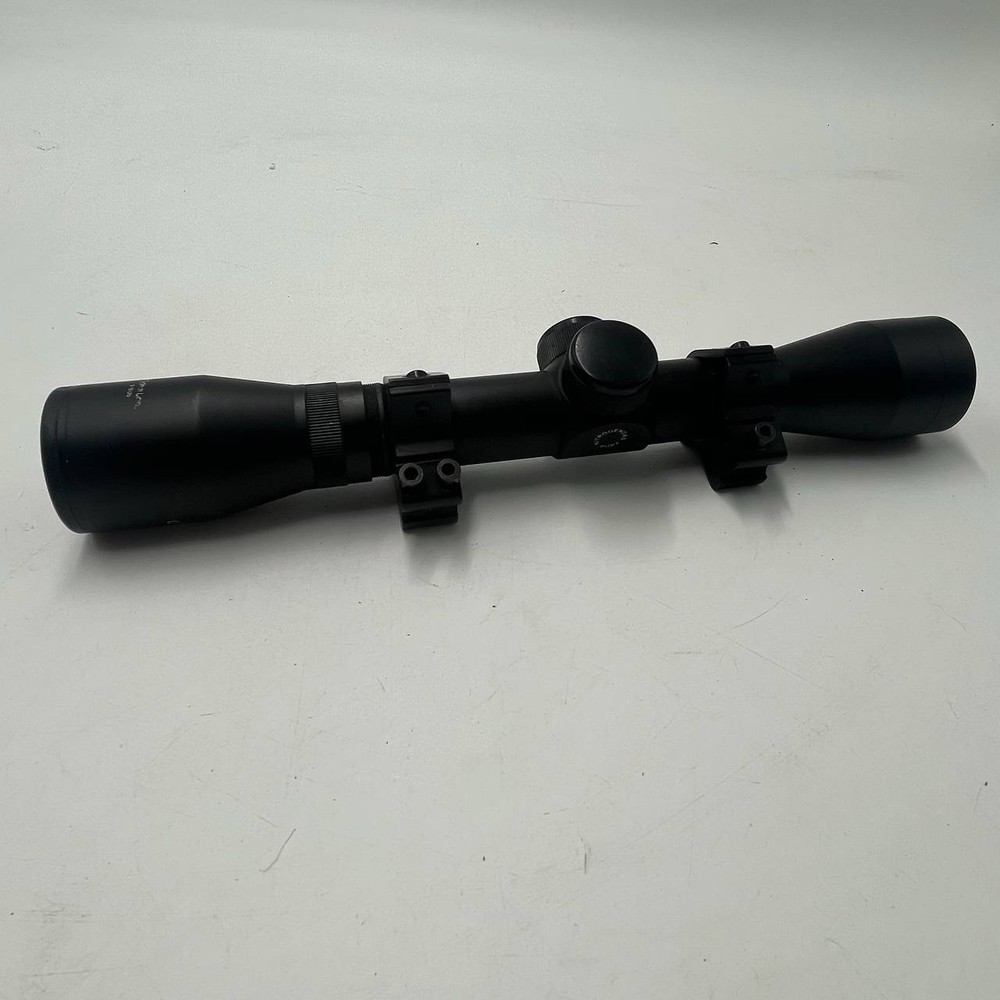 CENTER POINT HUNTING & OUTDOORS 4X32 variable-power riflescope