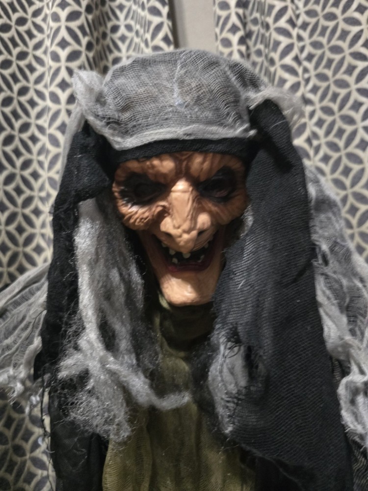 3 Fully Poseable Witches Halloween Decoration