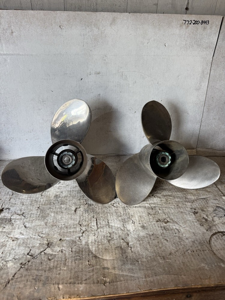 Mercury Mirage Plus 17P Props Propellers Pair