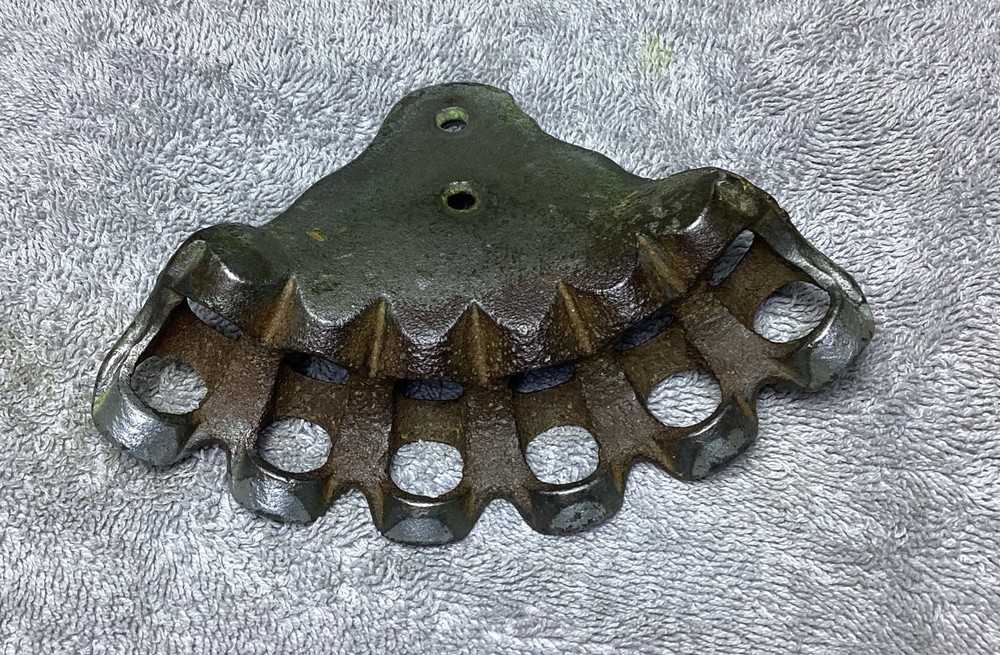 VTG. CAST IRON 6 FLAG WALL HANGER