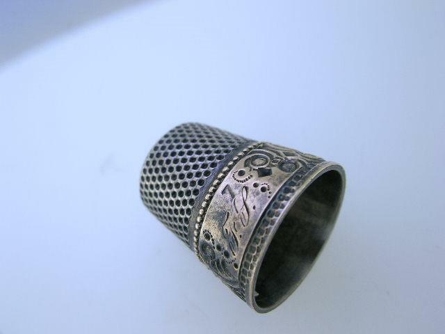 Victorian Sterling & Gold Band Thimble w/ unusual chased pattern decorative 7