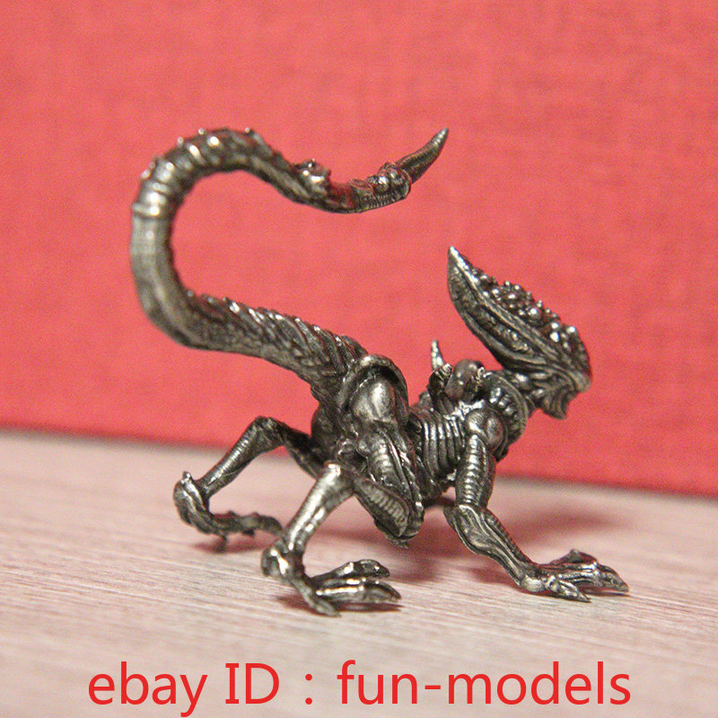 White Bronze Mutant Alien Beast Model Long Tail Statue Model Desktop Decorations