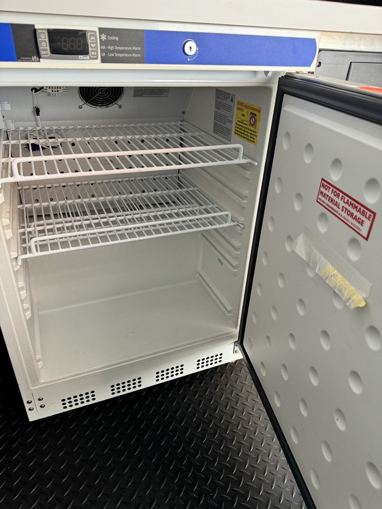 VWR Undercounter Freezer Laboratory Use 4.2cu.ft 1 Solid Swing Door