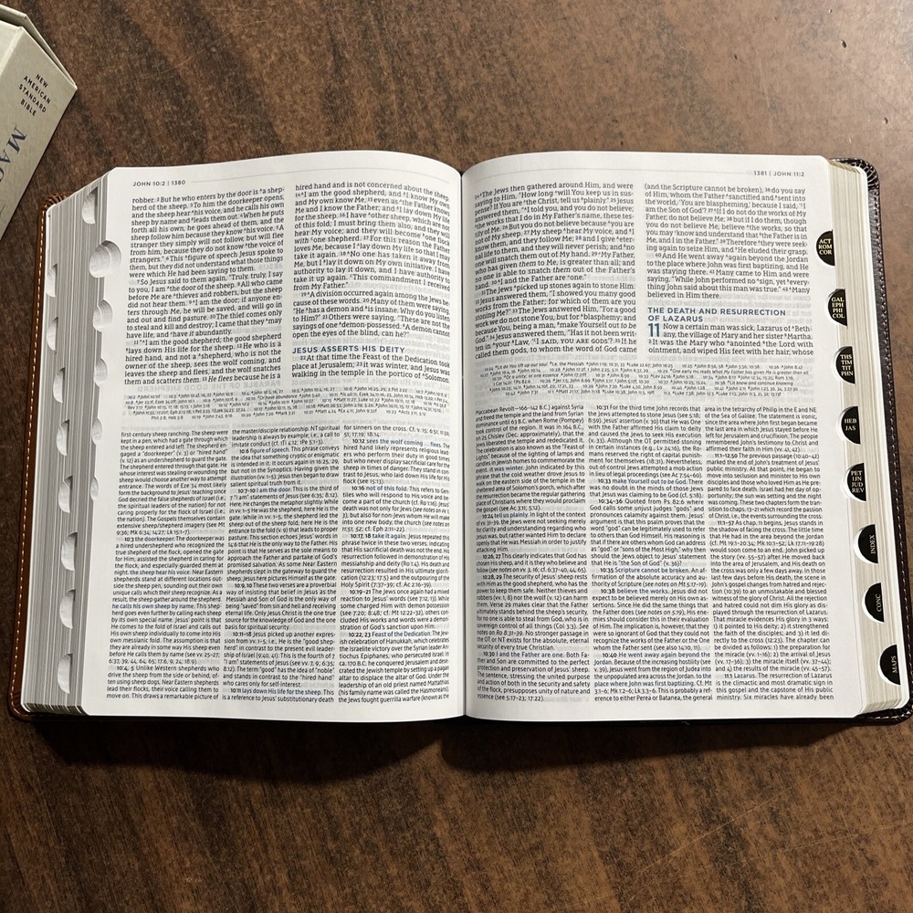 NASB 1995 MacArthur Study Bible Thumb Indexed - Mahogany LeatherSoft