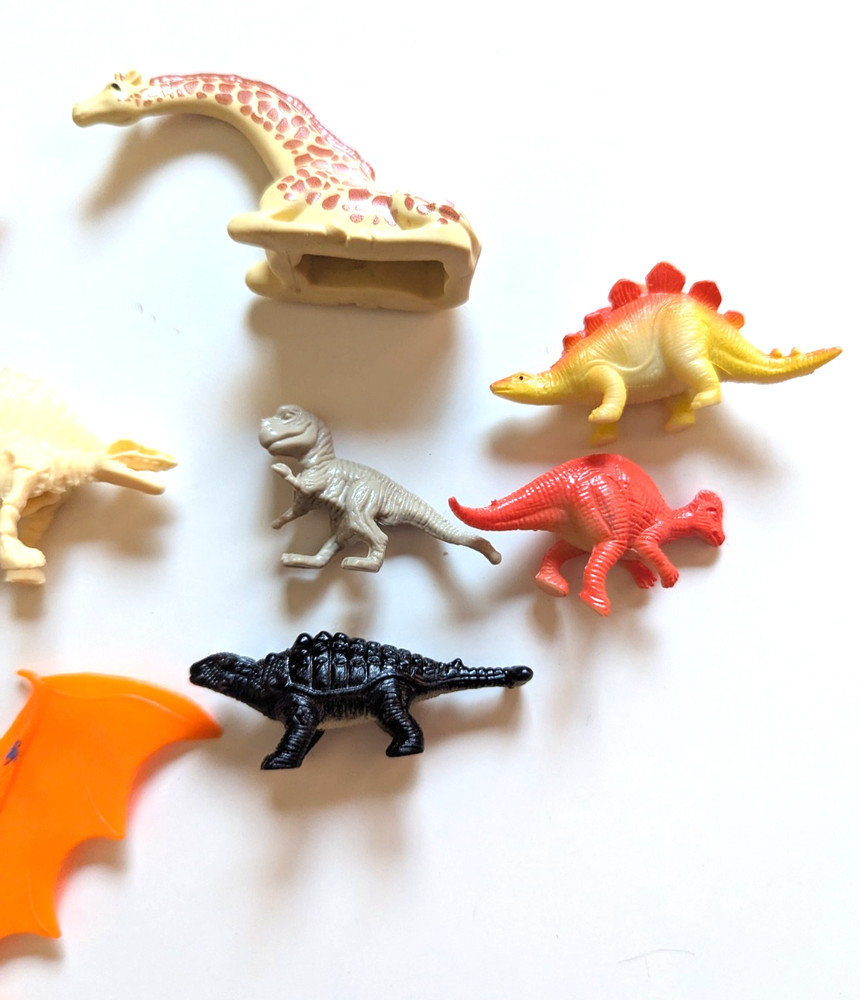 Dinosaur Animals Plastic Bat Qty 9