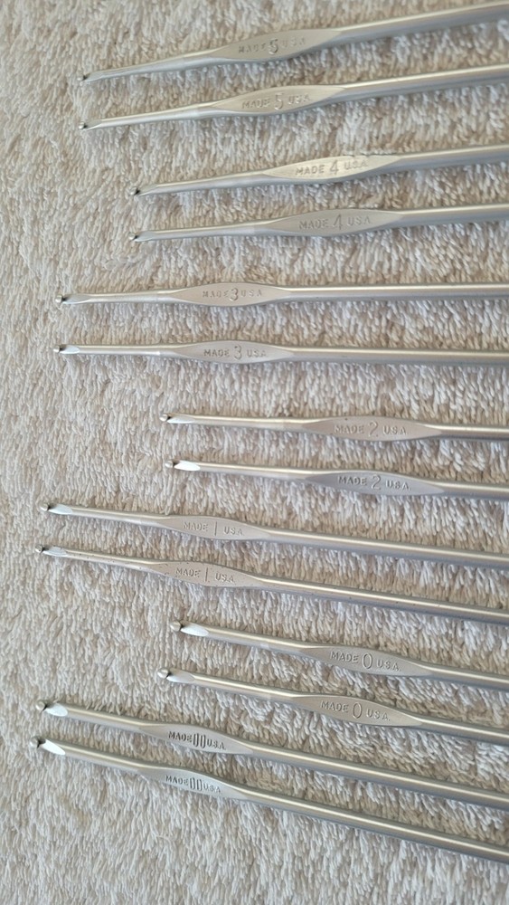 Preowned Set of 14 Silver Inline Thread Crochet Hooks Sizes 00-5 (Two Sets)