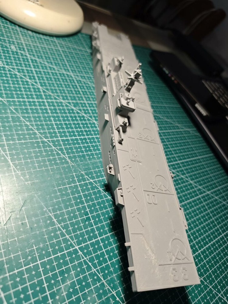 1 /700 China's Type 075 amphibious assault ship Unpainted