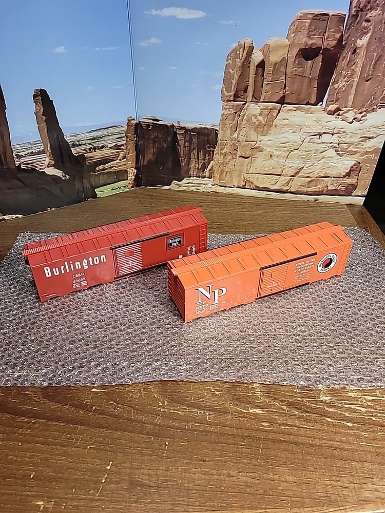 Williams O Gauge Burlington And NP Plastic Shells