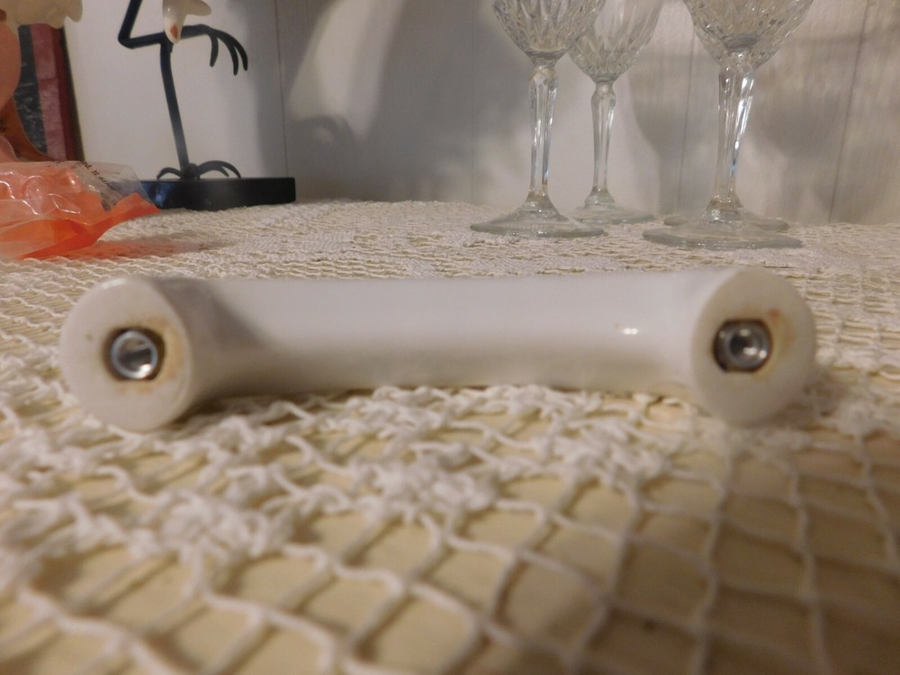 AMEROCK WHITE PAINTED CERAMIC DRAWER PULL, 3 3/4" WIDE,3CC, BP937-CW3