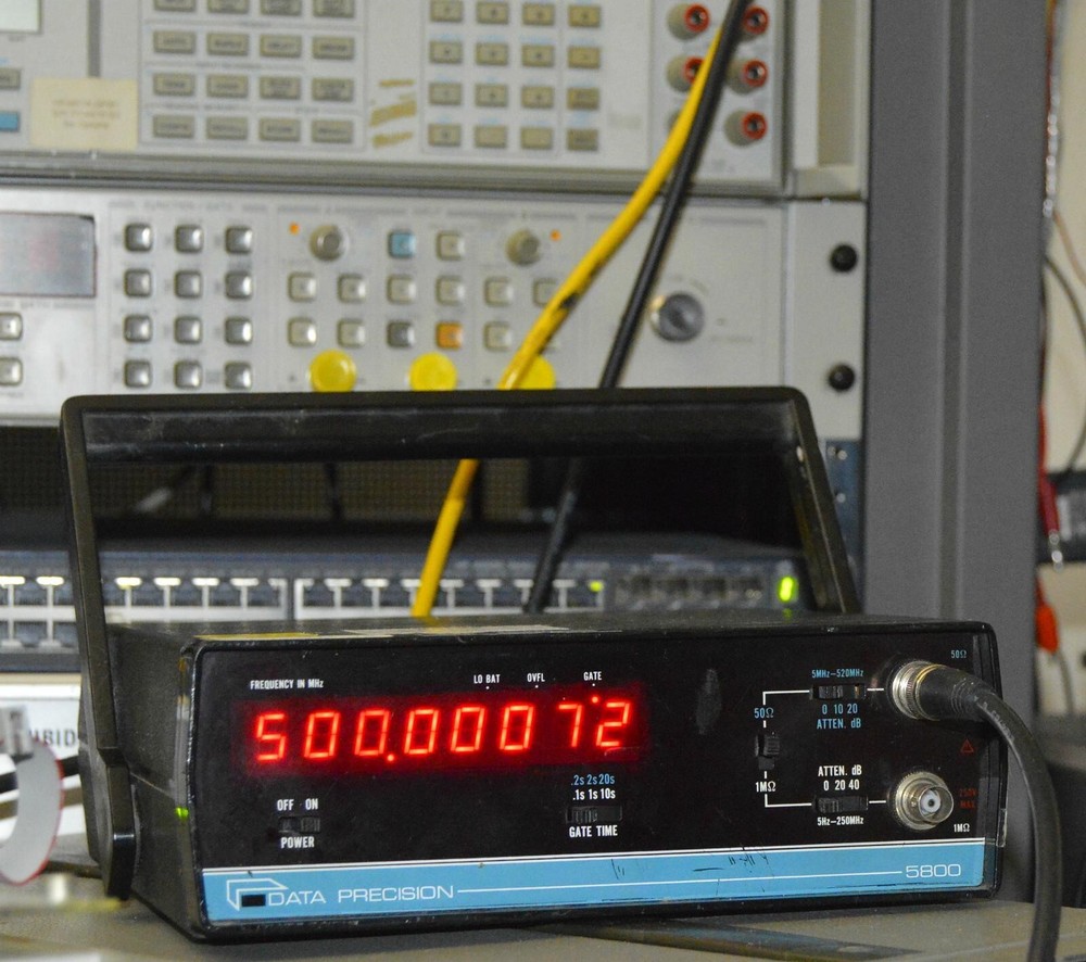 Frequency Counter AC DC Power Source Data Precision 5800 Works 520 Mhz
