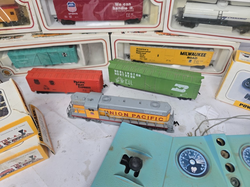 collection of vintage Bachmann HO scale model train set components