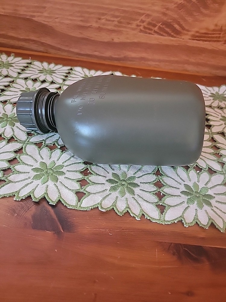US MILITARY 1 QUART GREEN PLASTIC CANTEEN