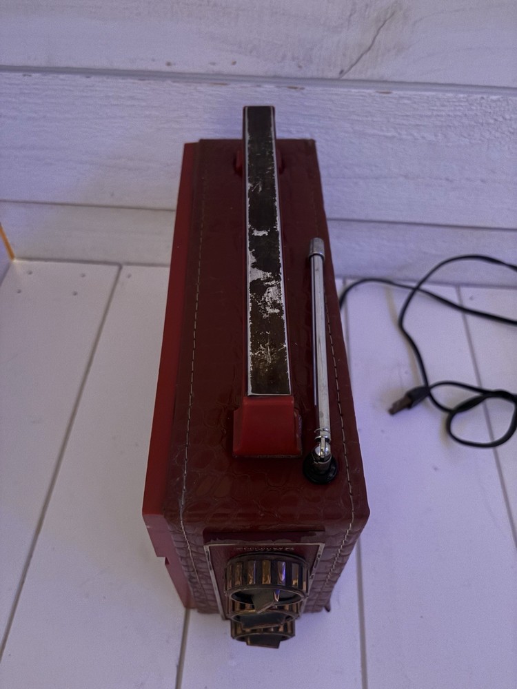 Rare Vintage Commodore Transistorized Solid State Radio Model 601 Powers On READ