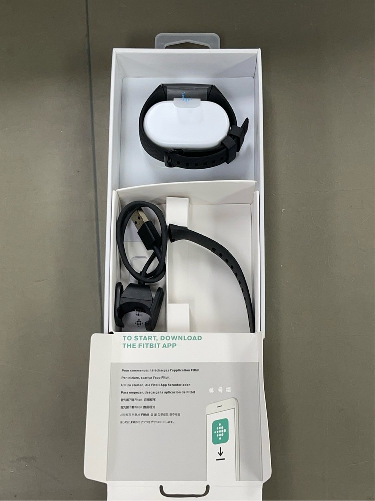 Fitbit Charge 4 Black One Size 1