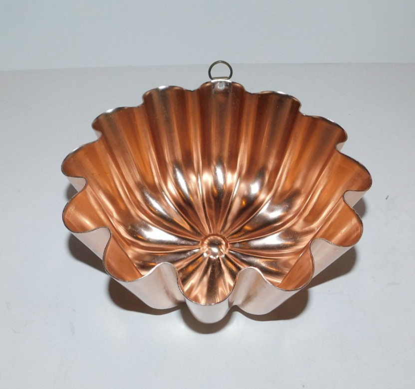 NICE COPPER COLOR JELLO MOLD