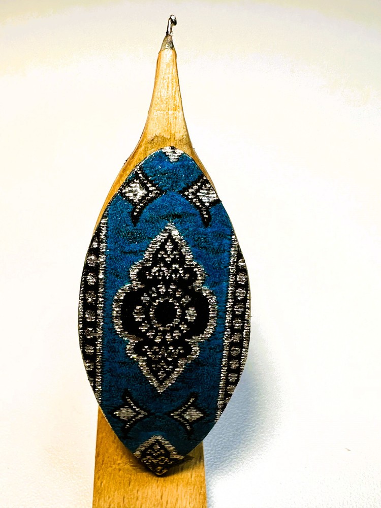 Tatting shuttle with Florence pattern 2.5 w hook blue