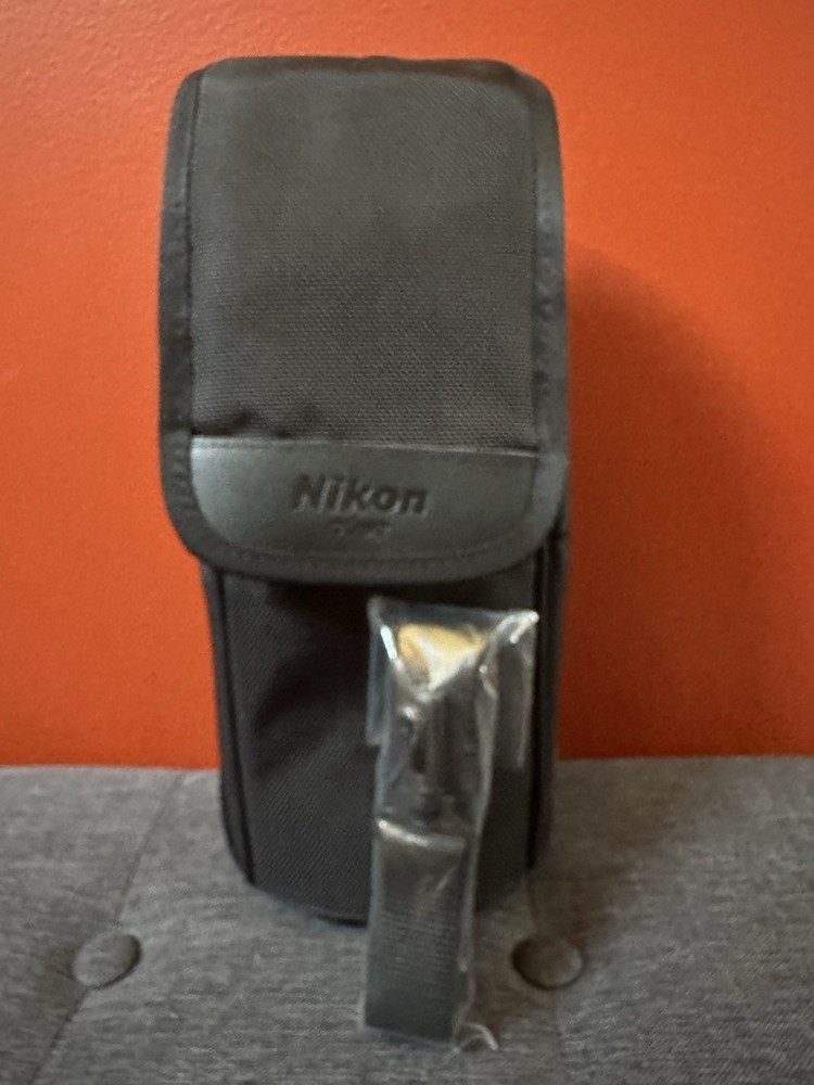 Nikon CL-M2 Lens Case (Black) EUC