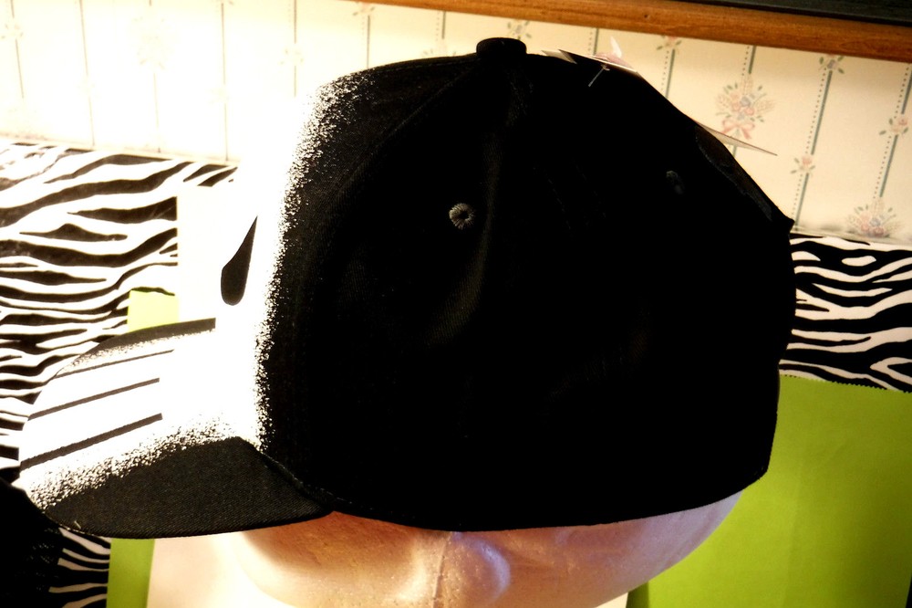 NWTS-OOP-MARVEL COMICS THE PUNISHER GRAPHIC DESIGN BASEBALL CAP; SNAP BACK HAT