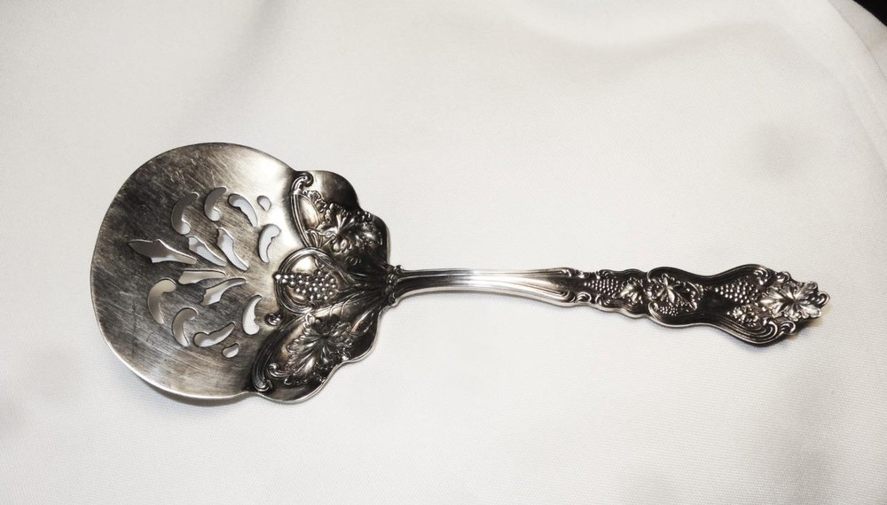 8" LONG SELDOM FOUND MOSELLE PATTERN SILVER PLATED TOMATOE SERVER