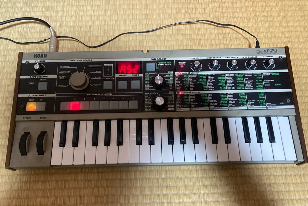 Korg MicroKorg Synthesizer Vocoder Analog Modeling 37-Key Keyboard