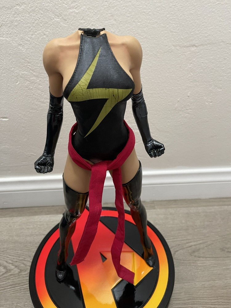 Sideshow Collectibles Exclusive Ms Marvel Premium Format Statue Marvel (READ)