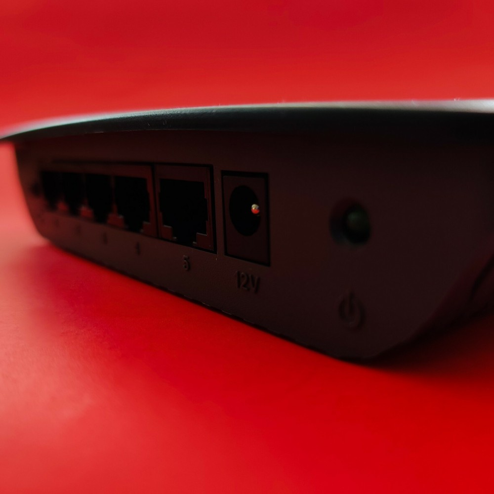 Cisco Linksys 5-port Switch Fast Ethernet SE1500 + Power Adapter
