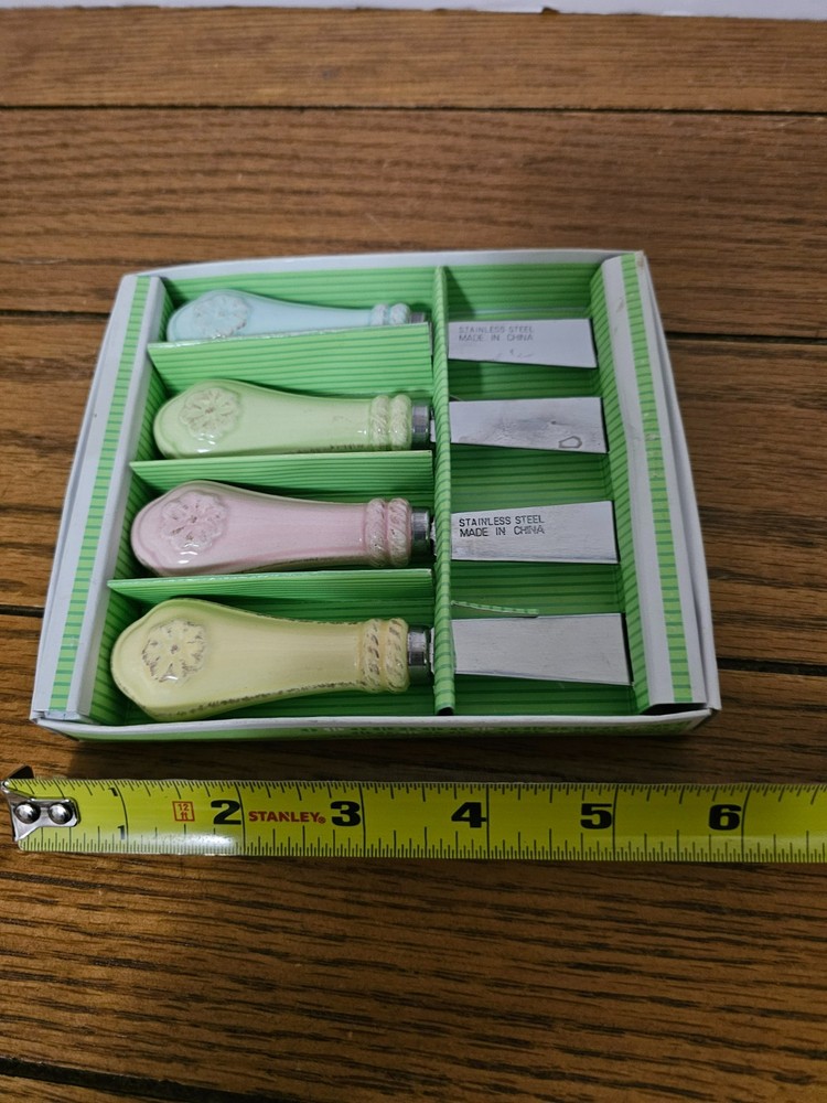 4 PIECE PASTEL SPREADER SET