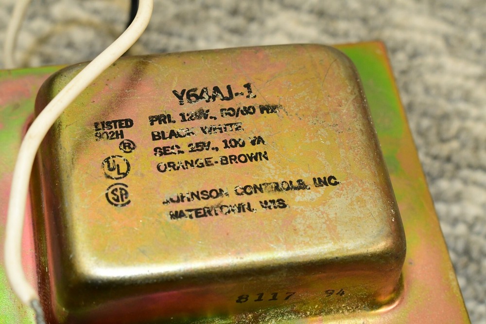 Johnson Controls Y64AJ-1C 100 VA. Baso Transformer