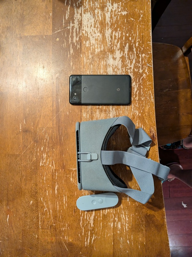 Google Daydream View Gray VR Headset, Controller & Smartphone Bundle