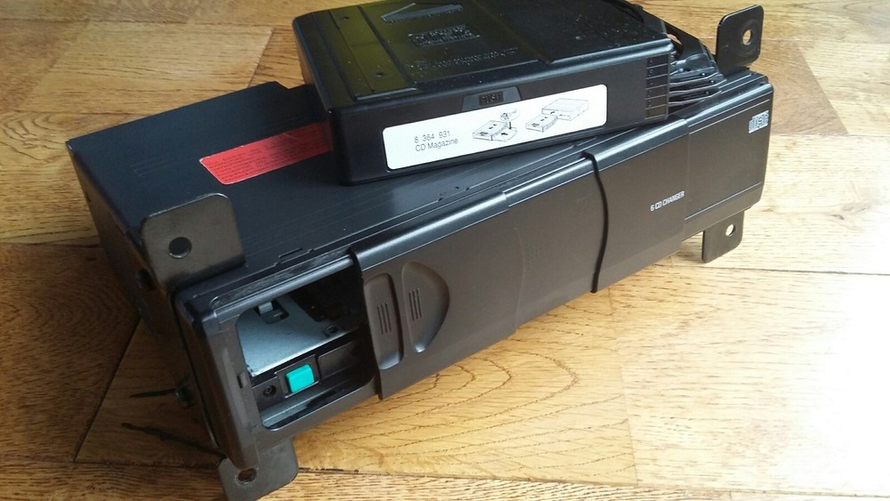 BMW X5 E53 CD CHANGER WITH MAGAZINE  GENUINE REFURBISHED