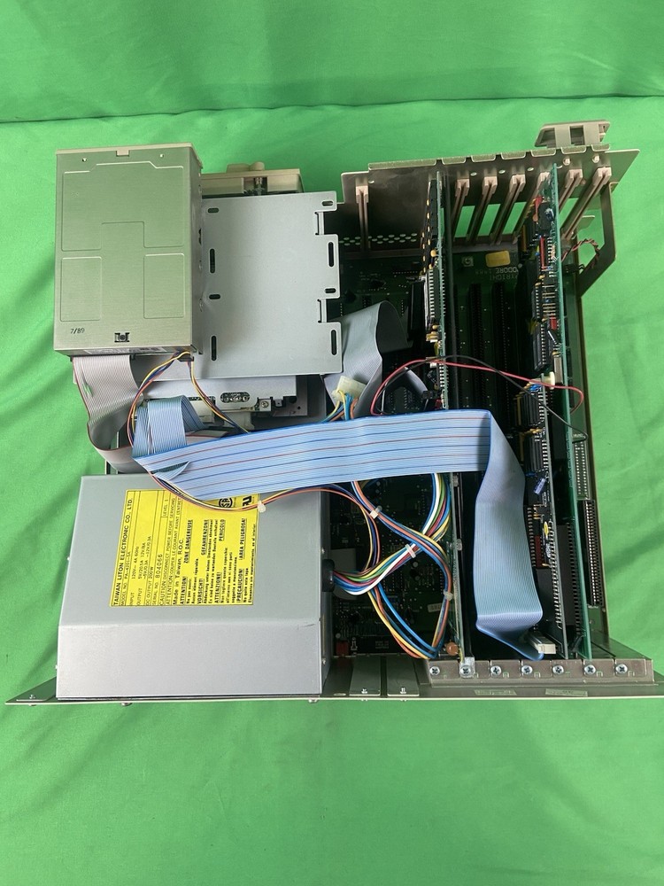 Commodore Amiga A2000 A2000HD/1 - Powers On/No Hard Drive- Great Condition!