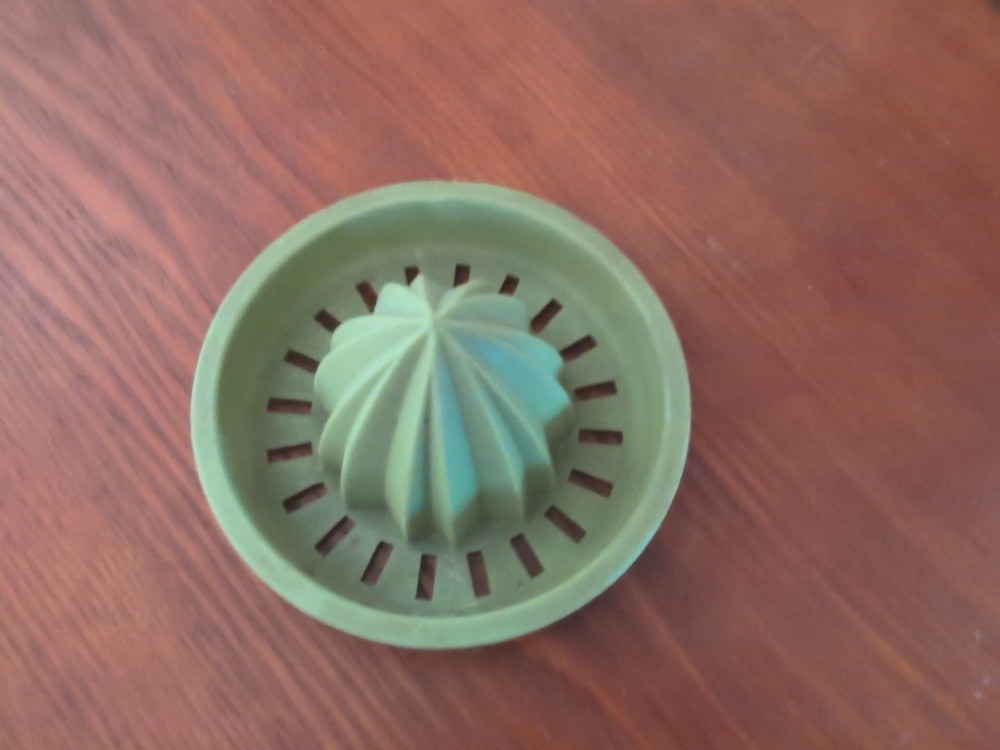 Vintage plastic reamer strainer green