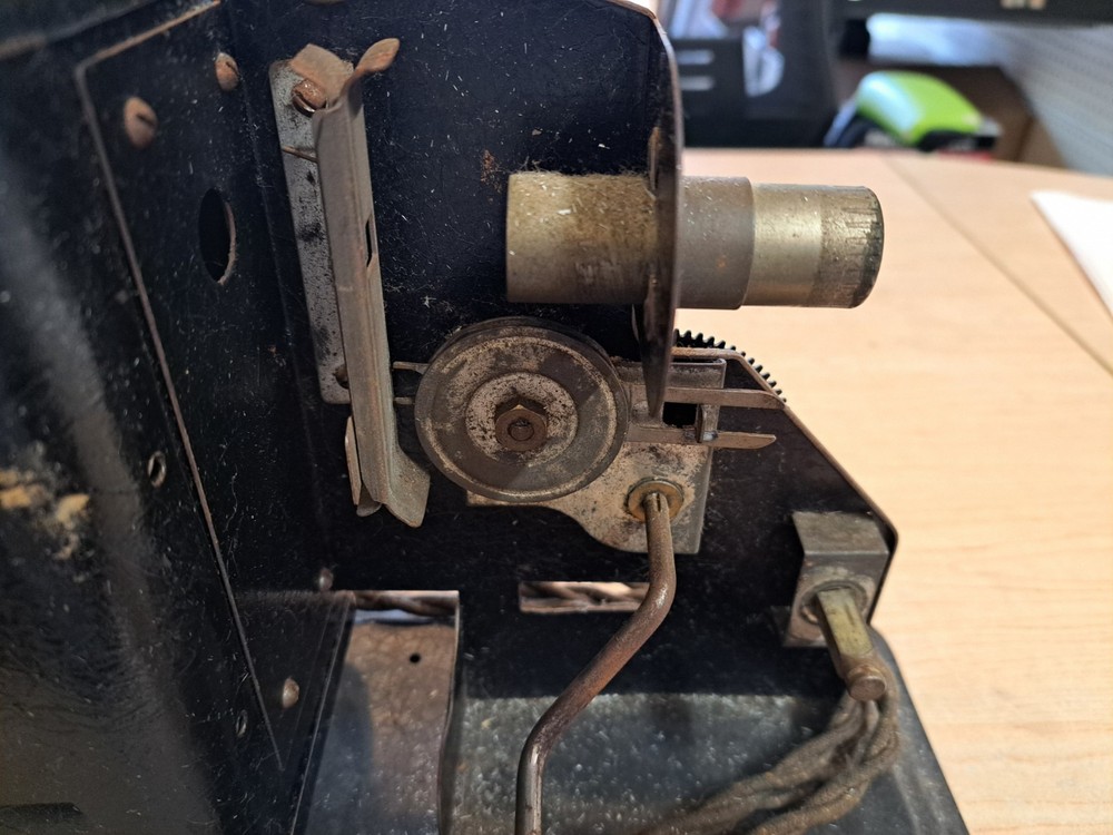 VINTAGE LINDSTROM 16MM PROJECTOR - HAND CRANK