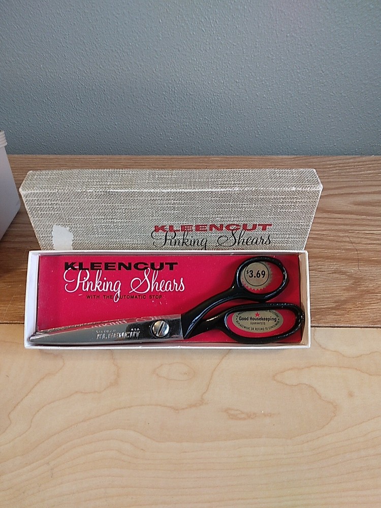 Vintage Plastic Sewing Caddy-Handle & Magnetic Needle Holder Loaded W/Accessory