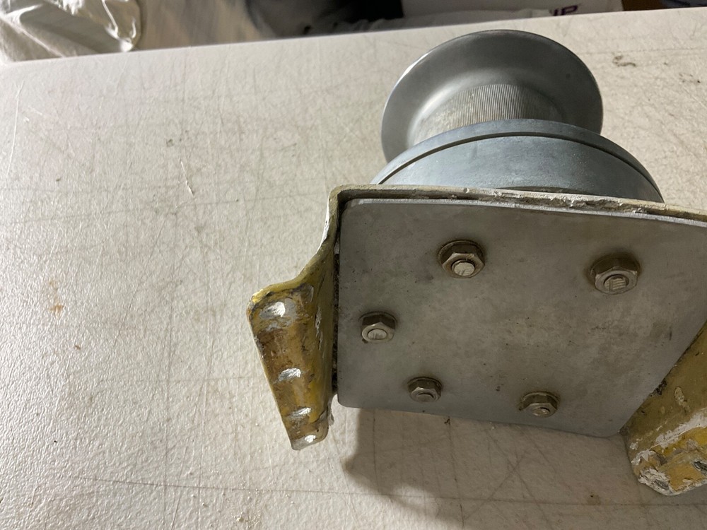 Vintage Lewmar 40 Mast mount winch. Doesn’t accept regular winch handle.