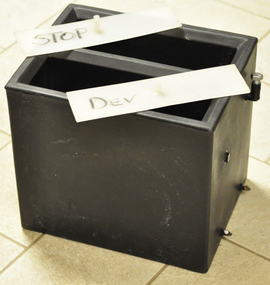 Unicolor plastic developing/processing tank as shown. TESTED.