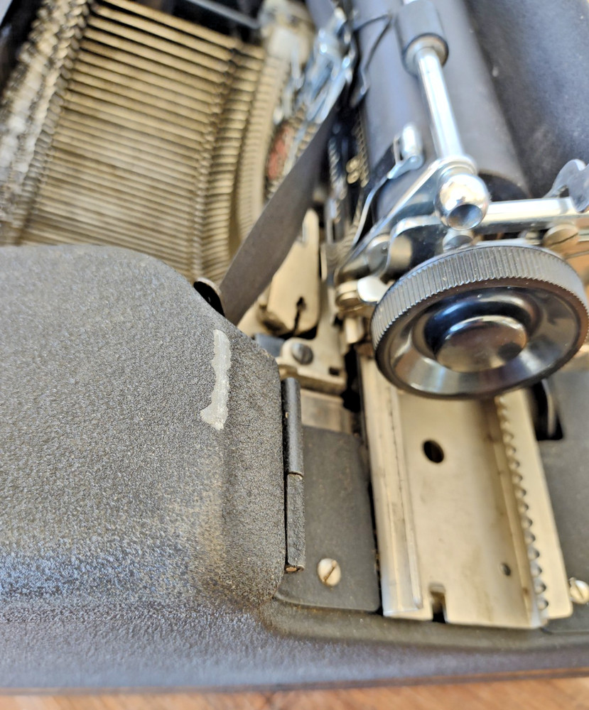 [Excellent] 1949 Smith-Corona Silent "Floating Shift" black typewriter with case