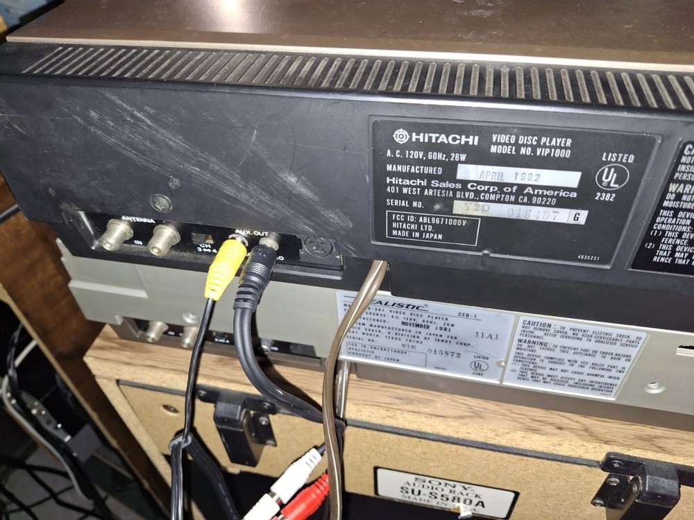 Hitachi VP1000 CED player w/remote