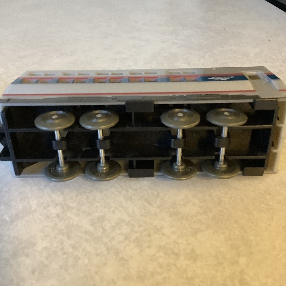 AMTRAK Express ENGINE 155 & 2 PASSENGER CARS PLASTIC TRAINS NOT POWERED