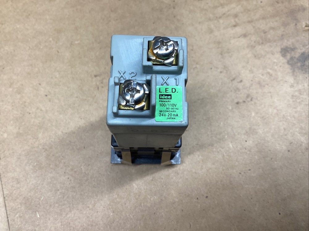 SQUARE IDEC PRIMARY MACHINE LIGHT #810M25