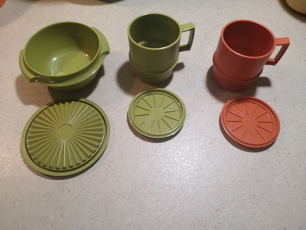 Lot 2 Cup And 1 Container Vintage Tupperware