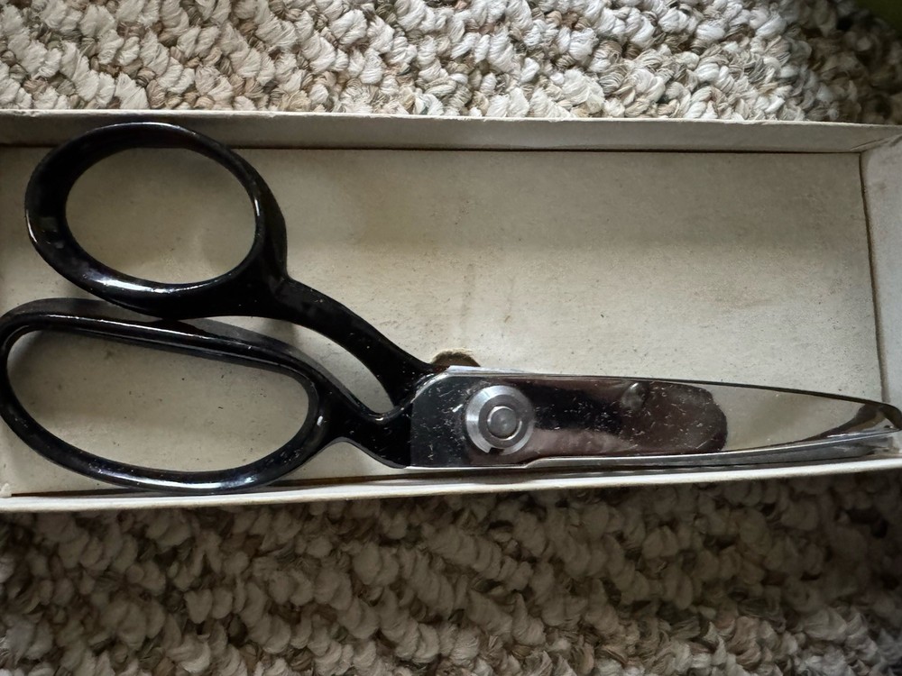 Vintage sewing box, various items , see pics