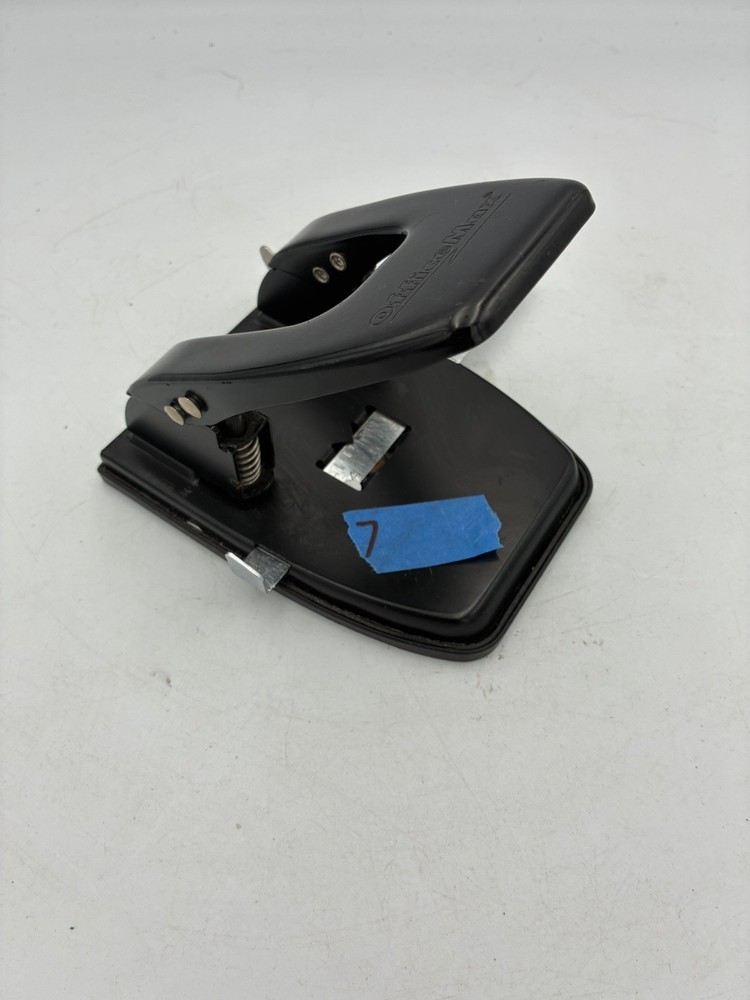 Office Max Heavy-Duty 2 Hole Punch 20 Sheets