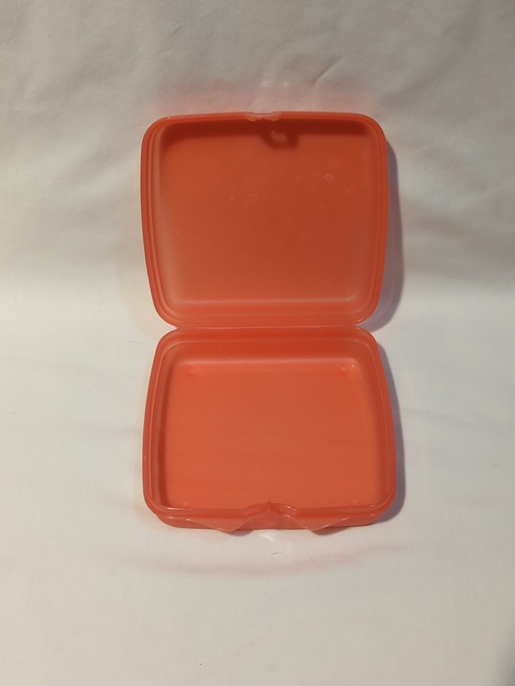 TUPPERWARE SANDWICH KEEPER ORANGE