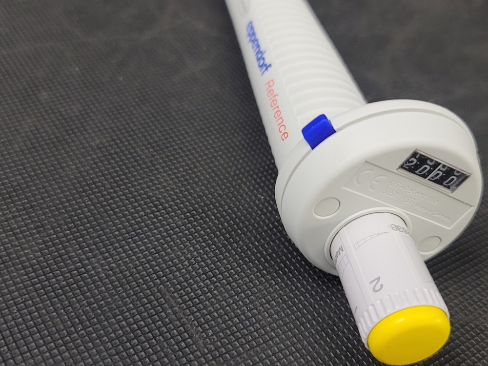 Eppendorf Series 2000 Adjustable Volume Pipette 2-20uL W/Accessories